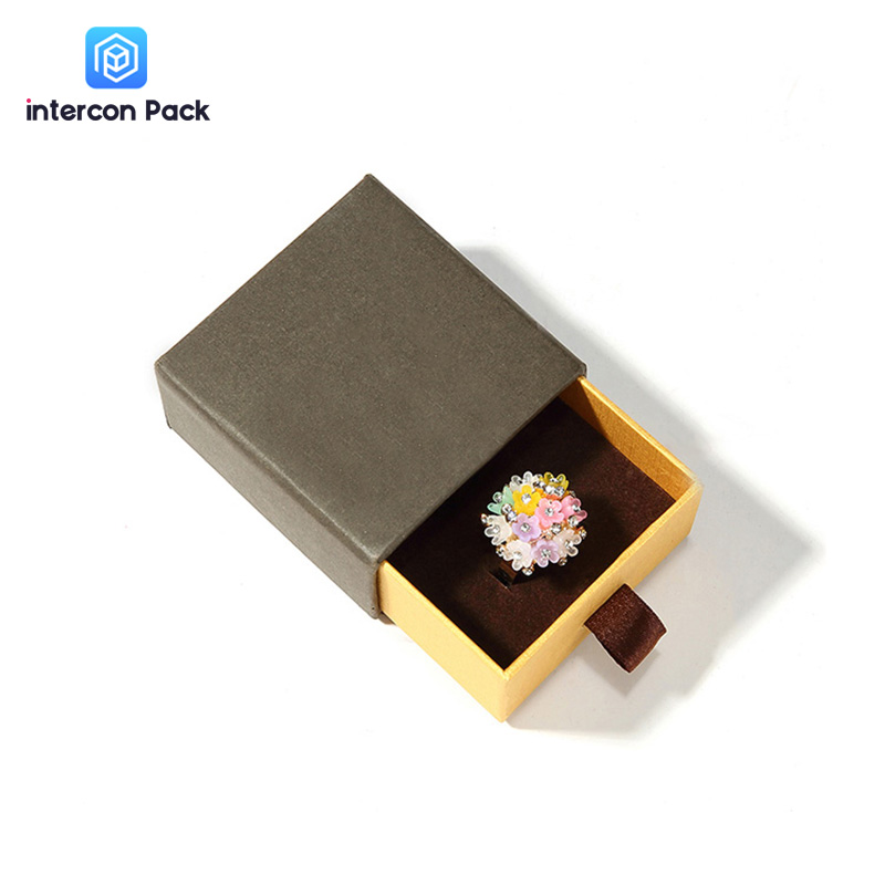 small-jewelry-box-for-ring-packaging_945527.jpg